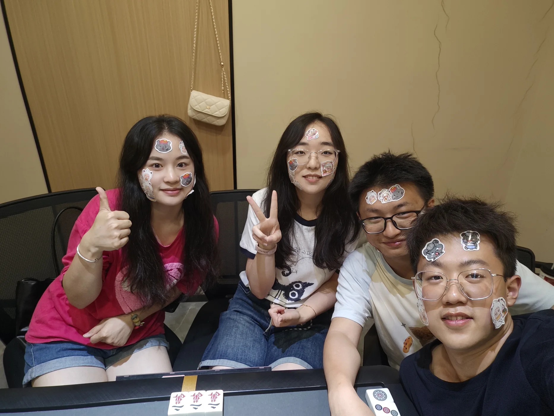 四位朋友贴着可爱贴纸的欢乐合影