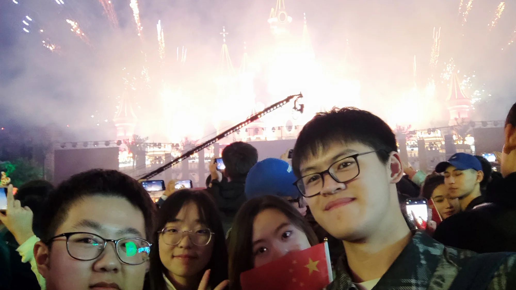 第四幕:烟花与城堡前的朋友合影