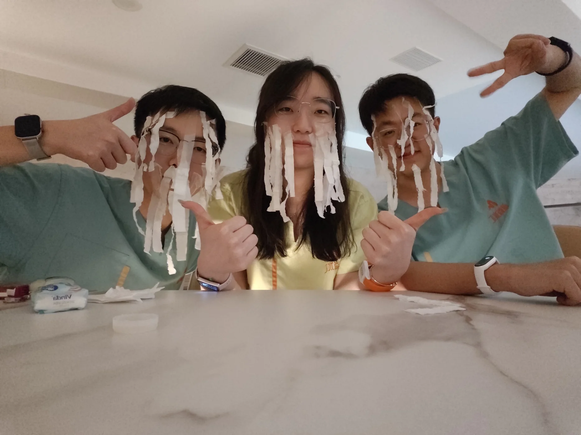 第六幕:朋友们用纸条装扮后的欢乐合影